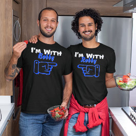 Camiseta Estoy con un nombre personalizado apuntando a un a