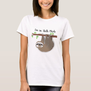 Camiseta "Estoy en modo Sloth" Brown Sloth en rama de árbo