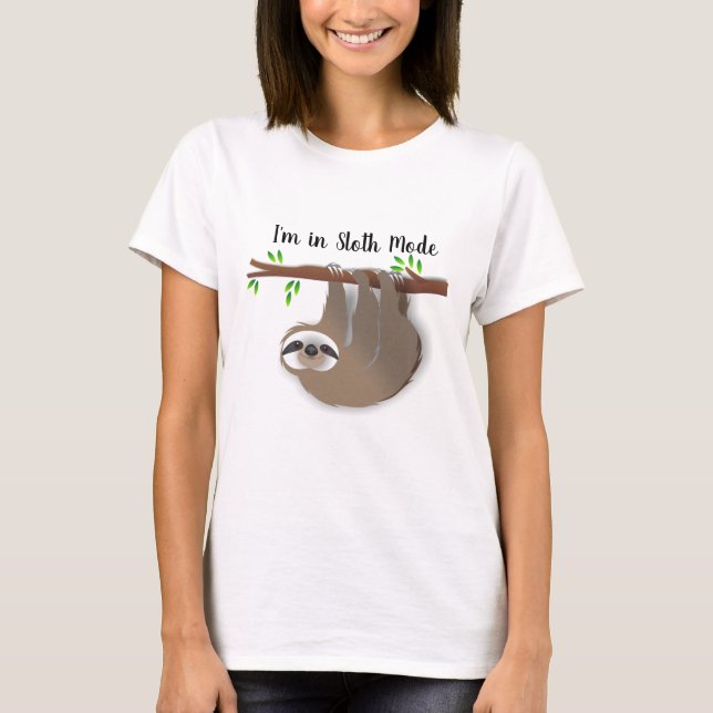 Camiseta "Estoy en modo Sloth" Brown Sloth en rama de árbol (Anverso)