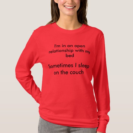 Camiseta Estoy en una relación abierta con mi cama