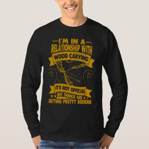 Camiseta Estoy en una relación con la madera tallada