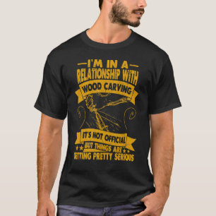 Camiseta Estoy en una relación con la madera tallada