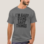 Camiseta Estoy haciendo Gary Things Funny Todd Birthday Vin<br><div class="desc">Soy Gary Doing Gary Things Funny Todd Birthday Vintage Personalizado Nombrado para Chicas, Mujeres, Hombres, Hija, hermana, esposa, papá, esposo, nieta, amiga, mamá, abuela, tía, abuela, abuelo, mejor mamá jamás, novia en la fiesta de cumpleaños, Navidades. Perfecto para cualquiera - Perfecto parte de los accesorios para completar la colección de...</div>