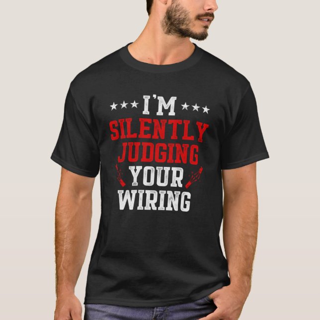 Camiseta Estoy juzgando silenciosamente tu motor eléctrico  (Anverso)