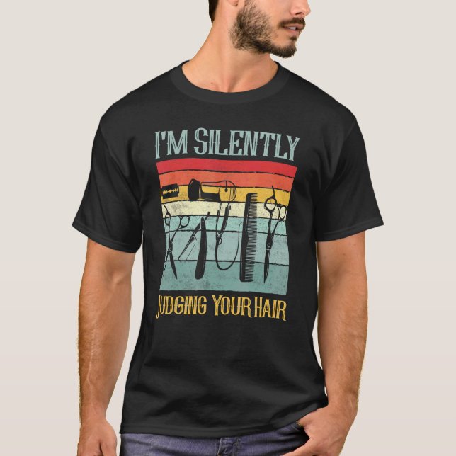 Camiseta Estoy Juzgando Silenciosamente Tu Peluca De Peluqu (Anverso)