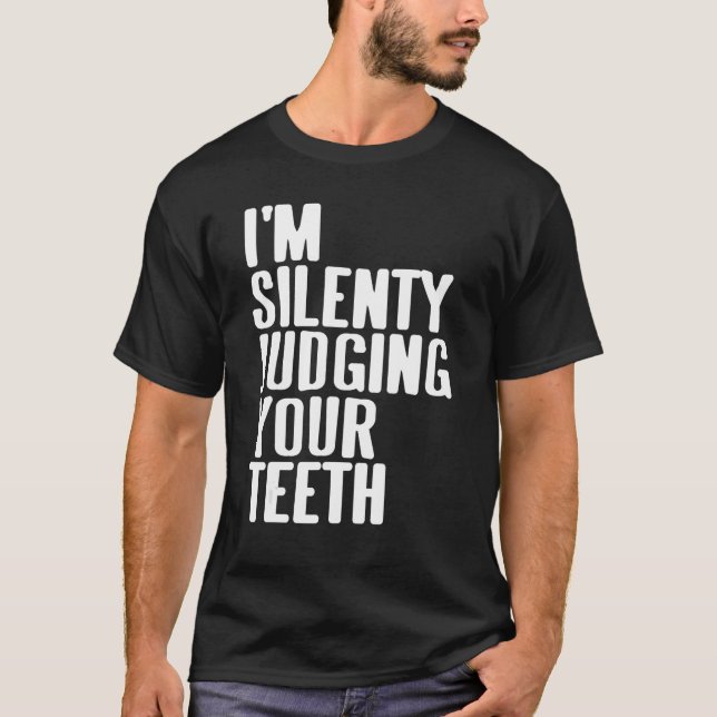 Camiseta Estoy juzgando silenciosamente tu regalo de Dentis (Anverso)