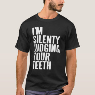 Camiseta Estoy juzgando silenciosamente tu regalo de Dentis