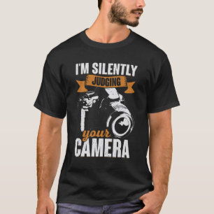 Camiseta Estoy juzgando silenciosamente tu regalo de fotógr