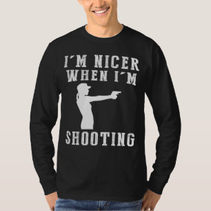 Camiseta Estoy Más Bien Cuando Estoy Disparando Tee Gracios