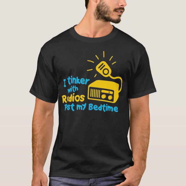 Camiseta Estoy Pensando Con Radios Pasando Mi Hora De Cama  (Anverso)