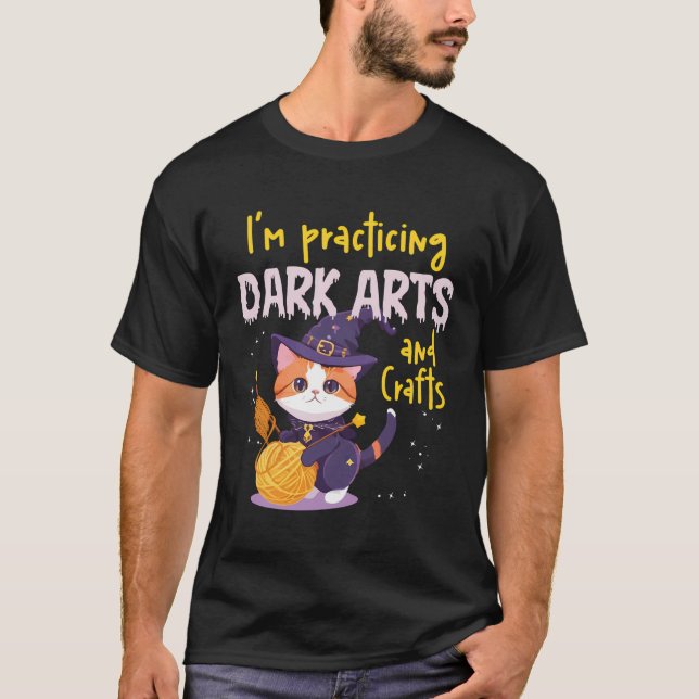 Camiseta Estoy Practicando Artes Oscuras Y Artesanías Cuest (Anverso)
