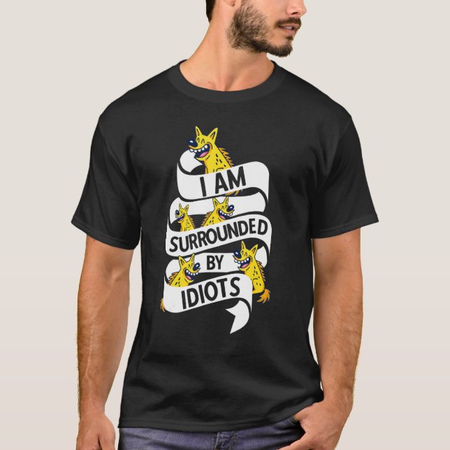 Camiseta Estoy Rodeado Por Idiotas Hiena Teatro Musical Qu (Anverso)