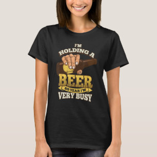 Camiseta Estoy sosteniendo una cerveza así que sí estoy muy
