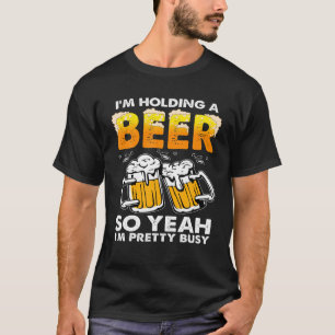Camiseta Estoy sosteniendo una cerveza así que sí, estoy oc