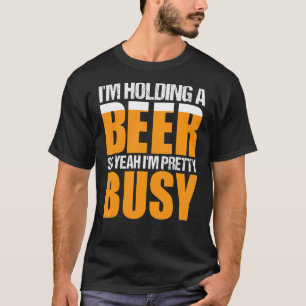 Camiseta Estoy sosteniendo una cerveza así que sí, estoy oc
