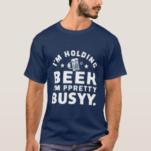 Camiseta Estoy sosteniendo una cerveza que estoy Bonito dis
