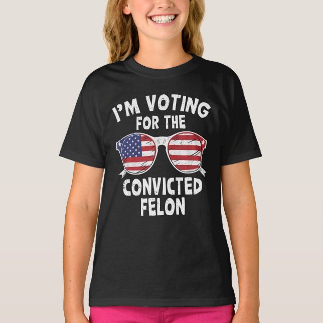 Camiseta Estoy Votando Por El Condenado Felon Funny Trump 2 (Anverso)