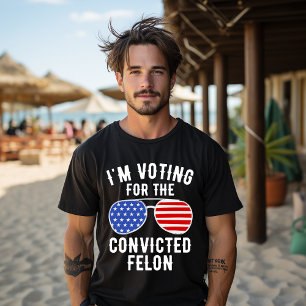 Camiseta Estoy votando por el delincuente convicto divertid