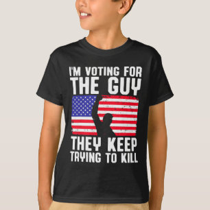 Camiseta Estoy votando por el tipo al que siguen tratando d