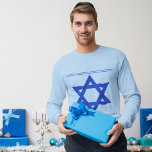 Camiseta Estrella de David 1<br><div class="desc">Camiseta azul de manga larga con la imagen de una estrella azul real de David y un borde doble azul real superior e inferior. Vea toda la colección Hanukkah Apparel en la sección VACACIONES.</div>