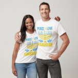 Camiseta Estrella Menorah de David azul amarillo blanco<br><div class="desc">Prepárate para rodar tu estilo Hanukkah con nuestra impresionante camiseta con temática Hanukkah! Esta camiseta se trata de ese ambiente festivo, con un vibrante diseño de Menorah y Star of David que iluminará tu temporada de vacaciones. Y para colmo, hemos agregado una pizca de tipografía moderna, diciendo "Paz, Amor, Hanukkah"...</div>