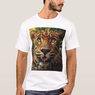 Camiseta Estrellas de leopardo mientras agita agua en la ju