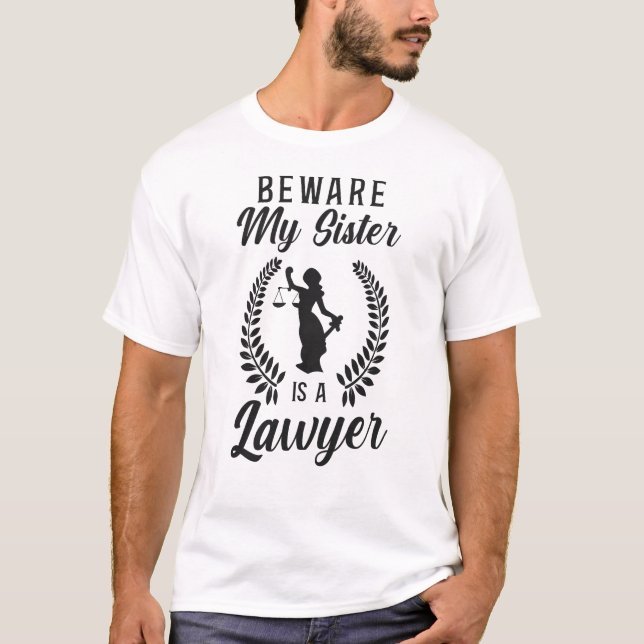 Camiseta Estudiante De Derecho, Cuidado Con Que Mi Hermana  (Anverso)