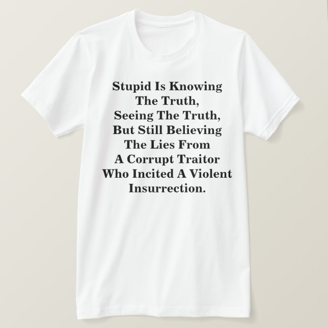 Camiseta Estúpido Es Saber La Verdad, Y Creer En Las Leyes  (Anverso del diseño)