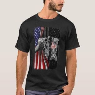 Camiseta Etiqueta de perro veterana combate bota la mano de