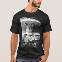 Etiqueta retro de guerra nuclear nublada con bomba