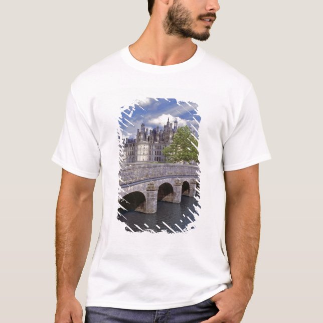Camiseta Europa, Francia, Chambord. Un puente de piedra con (Anverso)