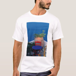 Camiseta Europa, Grecia, Santorini. Terraza con vista al ma