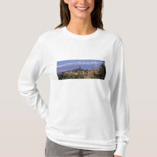 Camiseta Europa, Italia, San Miniato. Bajo un amplio,