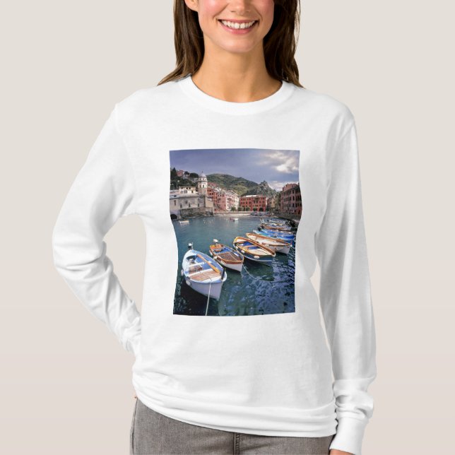Camiseta Europa, Italia, Vernazza. Barcos pintados de forma (Anverso)
