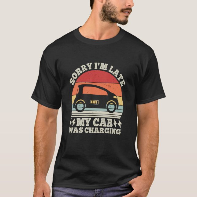 Camiseta EV Car Electric Sorry I'm Late My Car Was Charging (Anverso)