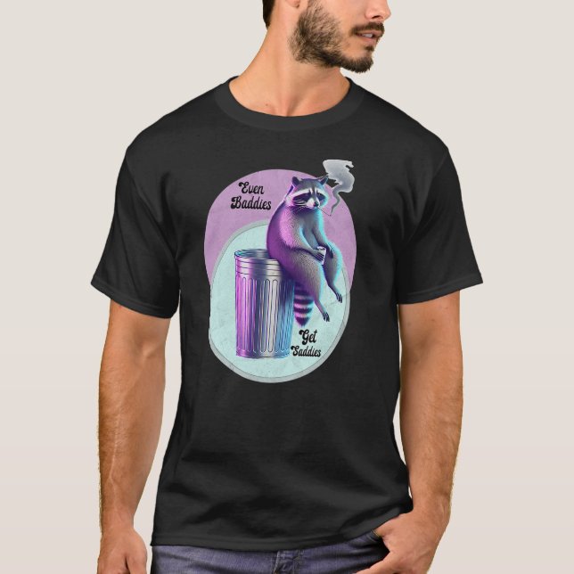 Camiseta Even Baddies Get Saddies Raccoon Meme Vaporwave Tr (Anverso)