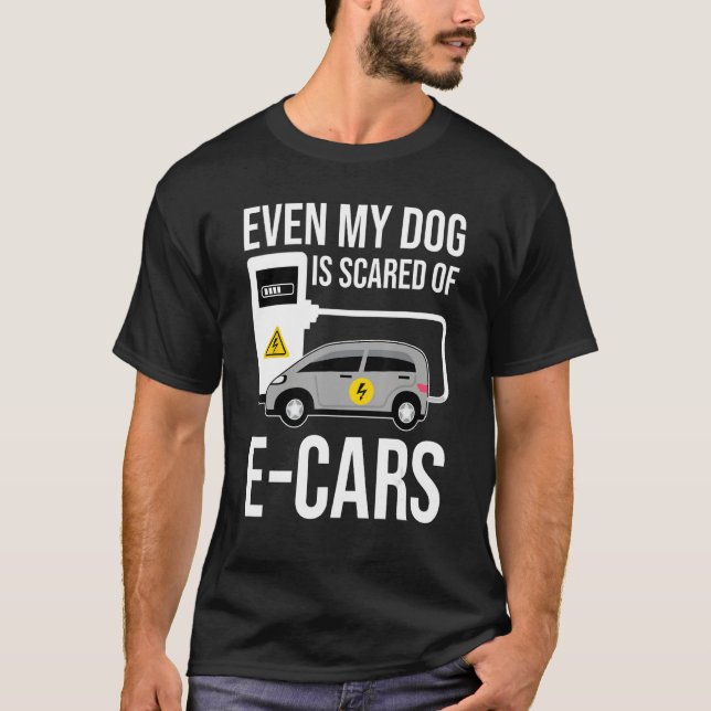 Camiseta Even My Dog Is Afraid Of E Cars Anti Electric Car (Anverso)