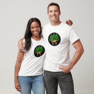 Camiseta Evergreen Trees Holiday Woodland Deer T-Shirt