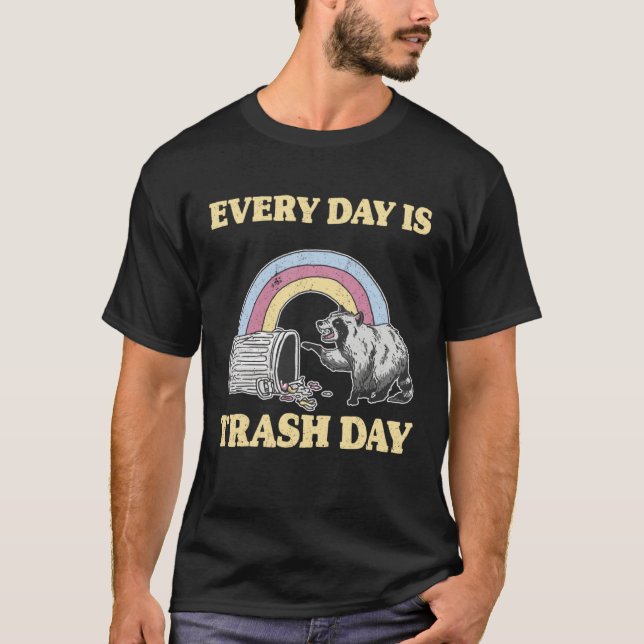Camiseta Every Day Is Trash Day Garbage Can Rainbow Raccoon (Anverso)