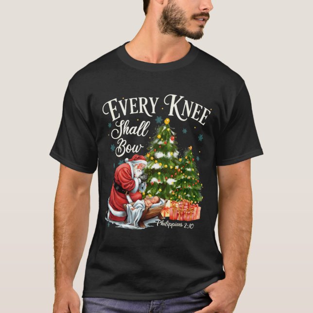 Camiseta Every Knee Shall Bow Santa Christmas Nativity Scen (Anverso)
