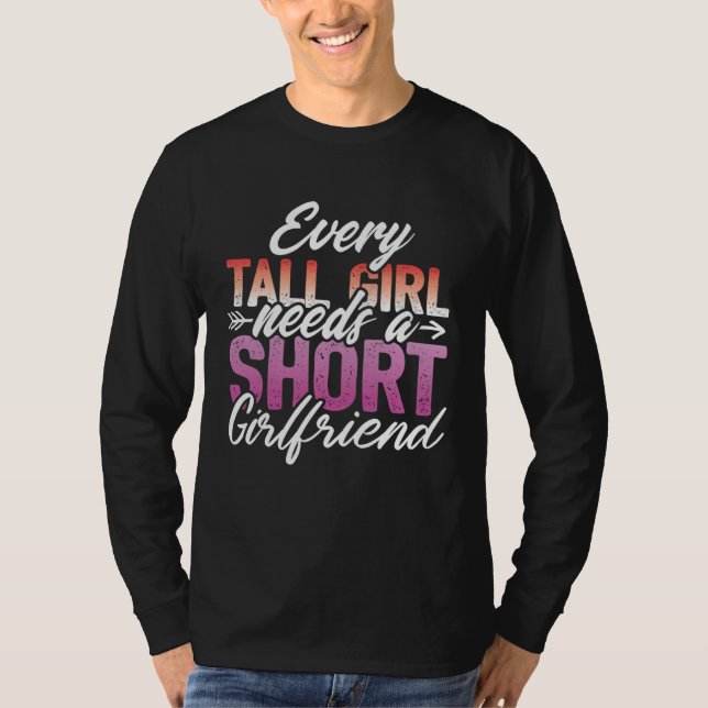 Camiseta Every Tall Girl Needs A Short Girlfriend  LGBT Les (Anverso)