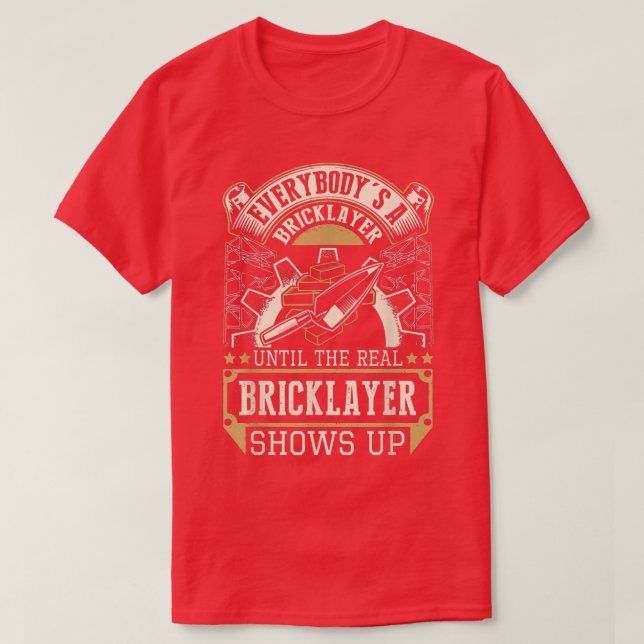 Camiseta Everybody's A Bricklayer Until The Real Bricklayer (Diseño del anverso)