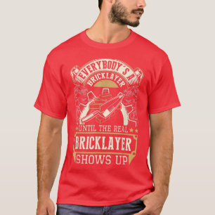 Camiseta Everybody's A Bricklayer Until The Real Bricklayer