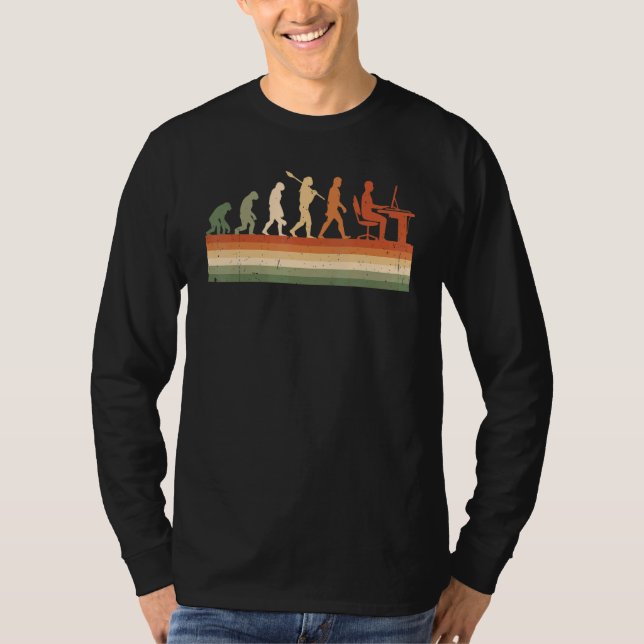 Camiseta Evolución Retro del Hombre Programador de Computad (Anverso)