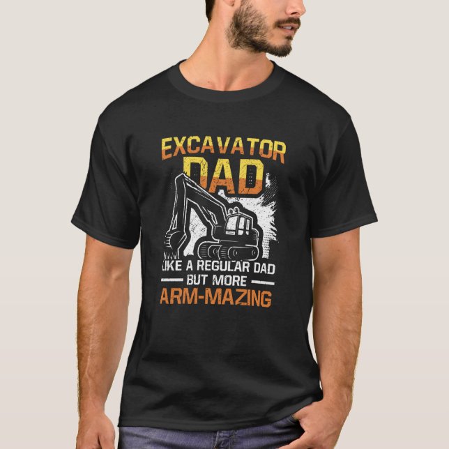 Camiseta Excavator Dad Como Un Padre Regular Pero Más Arma  (Anverso)