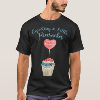 Camiseta Expecting A Firecracker Due December 2022 Pregnanc