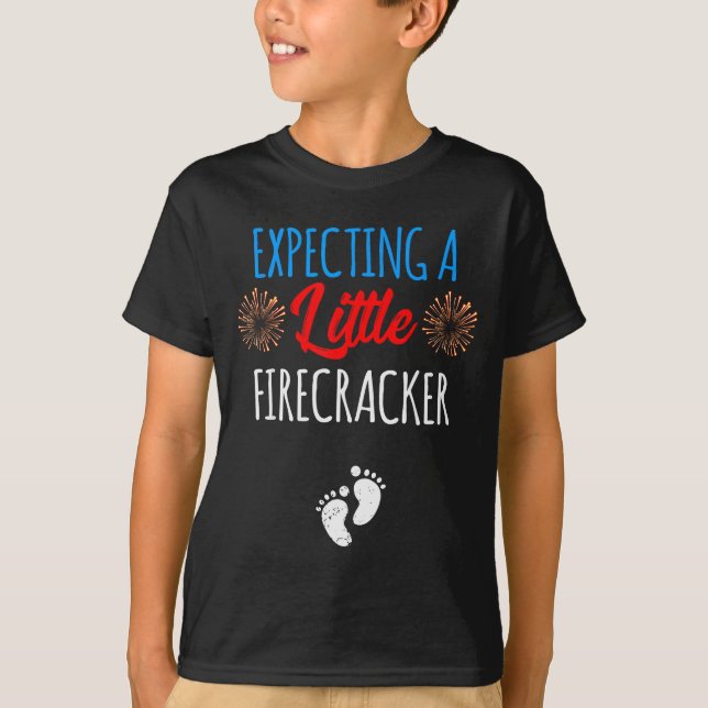 Camiseta Expecting A Little Firecracker New Mom 4th Of July (Anverso)