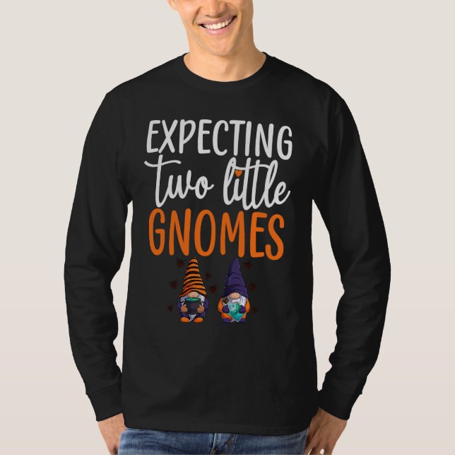 Camiseta Expecting Two Little Gnomes Halloween Pregnancy Tw (Anverso)