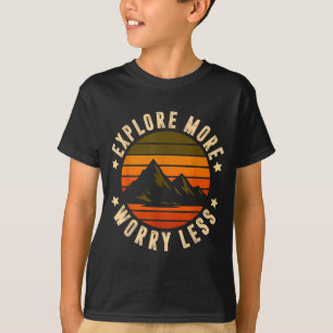 Camiseta Explora más, preocúpate menos: la aventura espera 