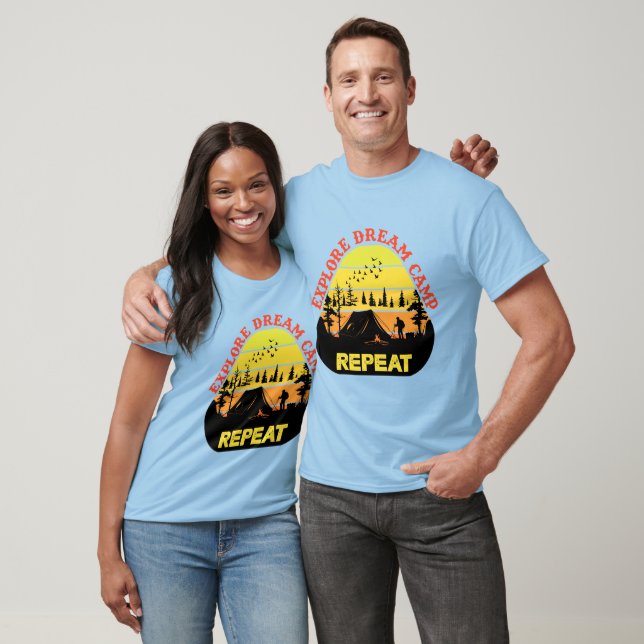 Camiseta Explorar el arte de palabras repetidas del campame (Unisexo)